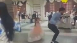 Pistte ters takla atan adam küçük kızın üstüne düştü