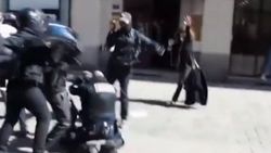 Sarı Yelekliler polisi sıkıştırıp dövdü