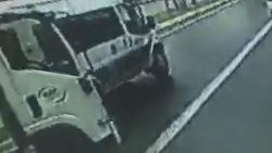 Kamyonet polis minibüsüne çarptı VİDEO
