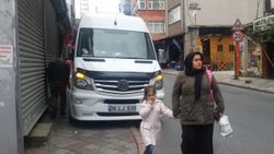 Fatih'te kaldırıma park edilen minibüs geçişi kapattı