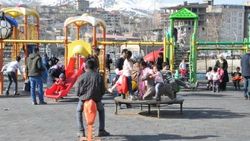 Yüksekovalılar güneşin tadını çıkardı