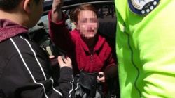 Aracı zarar gördü diye ağlayan kadın muhabirleri tehdit etti