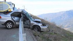 Karaman'da kontrolden çıkan otomobil bariyere girdi