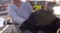 İstanbul'da dikkatsiz yaya motosikletin altında kalıyordu