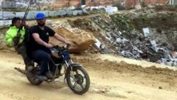 Silikon tabancası, boru anahtarı ve testerelerle PUBG