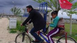 Engelli kızı için tasarım bisiklet yaptı
