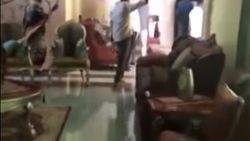 Devrik lider el-Beşir’in sağ kolunun evi talan edildi