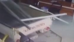 Zonguldak'ta bir araç dükkana girdi