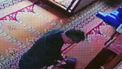 Namaz kılmaya gelip hırsızlık yaptı