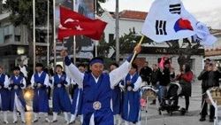 Güney Koreli öğrencilerden Çeşme’de ritim gösterisi