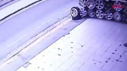Yolun karşısına geçmek isteyen kişi ölümden döndü