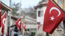 Gelibolu'da bayraklar inmiyor