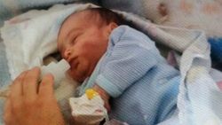 25 günlük bebeği banyoda elinden düştü