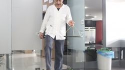 Elektrikli kaykayla servis yapan çaycı