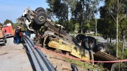 İzmir otoyolunda devrilen kamyonun şoförü öldü
