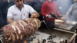 Erzurumlular cağ kebabına doydu