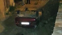 Kahramanmaraş’ta içinde aile olan araç duvardan uçtu