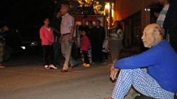 Evinin yanışını gözyaşlarıyla izledi