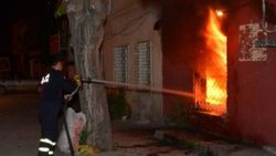 Annesine kızıp evi ateşe verdi