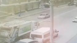 Kontrolden çıkan otomobil temizlik görevlisine çarptı