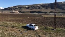 Ağrı'da otomobil şarampole uçtu