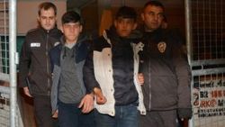 Kimlik sorgusundan kaçan gençler çatıya çıktı