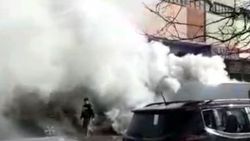 Gaz pedalı takılı kalan araç insanları dumana boğdu