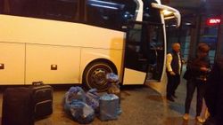 Otobüs yolcularının bagajları yağ içinde kaldı