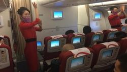 Türkiye'ye ilk defa uçan firmanın hostesleri peçeyle dans etti