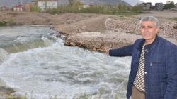 Kahramanmaraş'ta göç yolundaki balıklar şelaleye takıldı