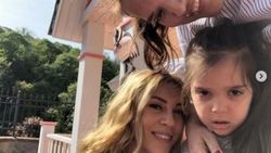 Demet Akalın kızı için Sinem Kobal'ı eve çağırdı