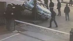Bursa'da otomobil, kaza sonrası askıda kaldı