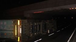 Bakırköy’de alt geçide çarpan tır devrildi: 1 yaralı