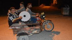Sepetli motosikletli Ramazan davulcuları