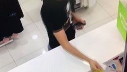 Kasiyeri dolandıran tırnakçı kameraya yakalandı