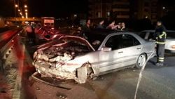 Kontrolden çıkan otomobil bariyerlere çarptı