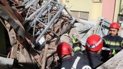 Apartman önüne kurulan iskele devrildi: 2 işçi yaralı