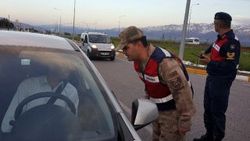 Trafik ekipleri durdurdukları sürücüleri iftara davet etti