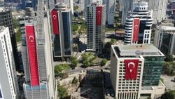 Maslak’ta İş Kuleleri kırmızı beyaza büründü