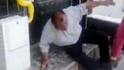Taciz şüphelisine terlikli dayak