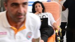 Kıskandığı hamile eşini otomobilden attı