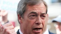 İngiliz siyasetçi Farage'a saldırı