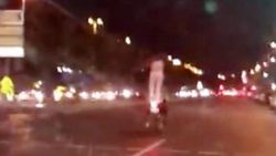İstanbul'da ayakta motosiklet süren genç kız