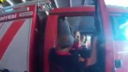 Kocaeli'de yangına koşan itfaiye erine sürpriz