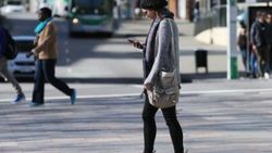New York yoldan geçerken telefon kullananlara para cezası verecek