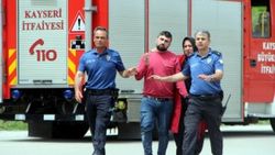 Kayseri'de intihar için 12. katın penceresine çıktı