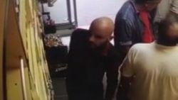 İstanbul'da hırsız alkol şişesini pantolonuna sakladı