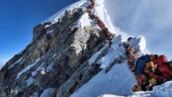 Everest'e tırmanan 3 dağcı öldü
