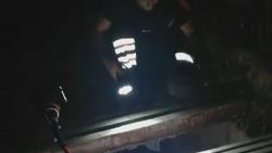 Mazgala sıkışan yavru kediyi itfaiye kurtardı