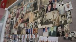 Mahallede ölenlerin fotoğrafları panoda yerini alıyor